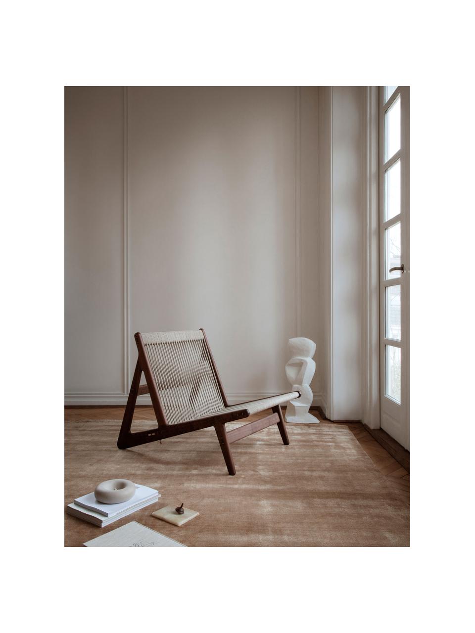 Sillón artesanal de madera de nogal con cojín de asiento MR01 Initial, Estructura: madera de nogal americano, Asiento: cuerda de lino, Madera de nogal, beige claro, An 65 x F 88 cm