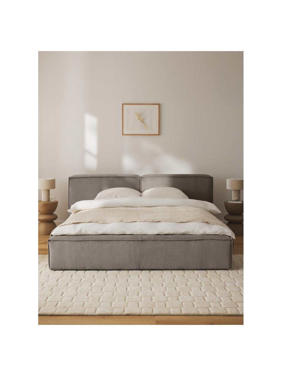 Cama tapizada en pana Lennon, con espacio de almacenamiento, Tapizado: pana (98% poliéster, 2% p, Estructura: madera de pino maciza, ma, Patas: madera, plástico Este pro, Pana gris pardo, An 248 x L 243 cm (colchón 180 x 200 cm)