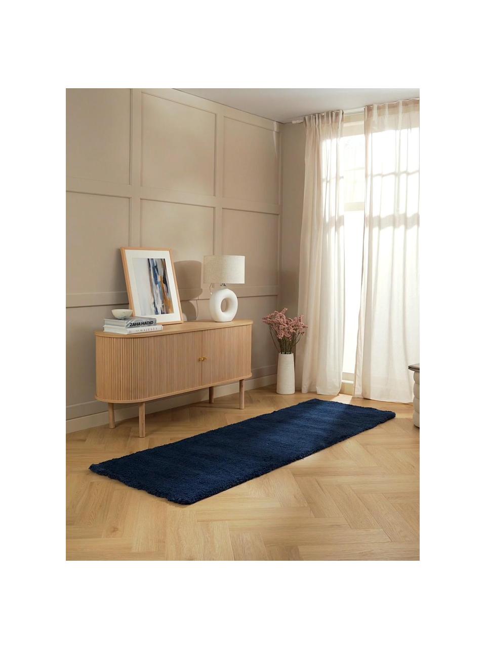 Okrúhly huňatý koberec s vysokým vlasom Leighton, Tmavomodrá, Š 80 x D 200 cm