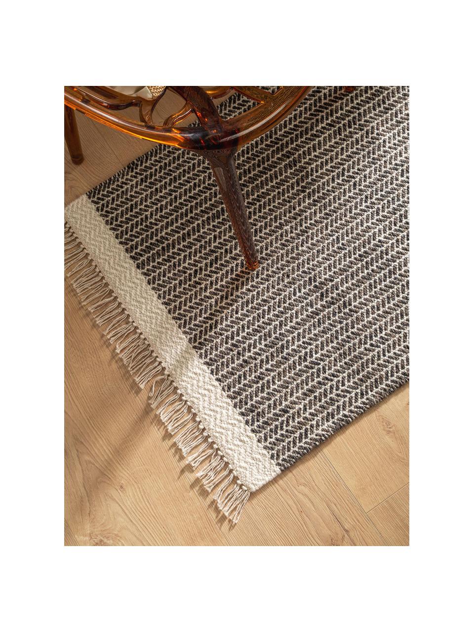 Tapis d'entrée en laine à franges tissé main Kim, 80 % laine, 20 % coton

Les tapis en laine peuvent perdre des fibres lors des premières semaines et des peluches peuvent se former, ce phénomène est naturel et diminue à mesure de votre usage et du temps, Noir, beige, larg. 70 x long. 200 cm