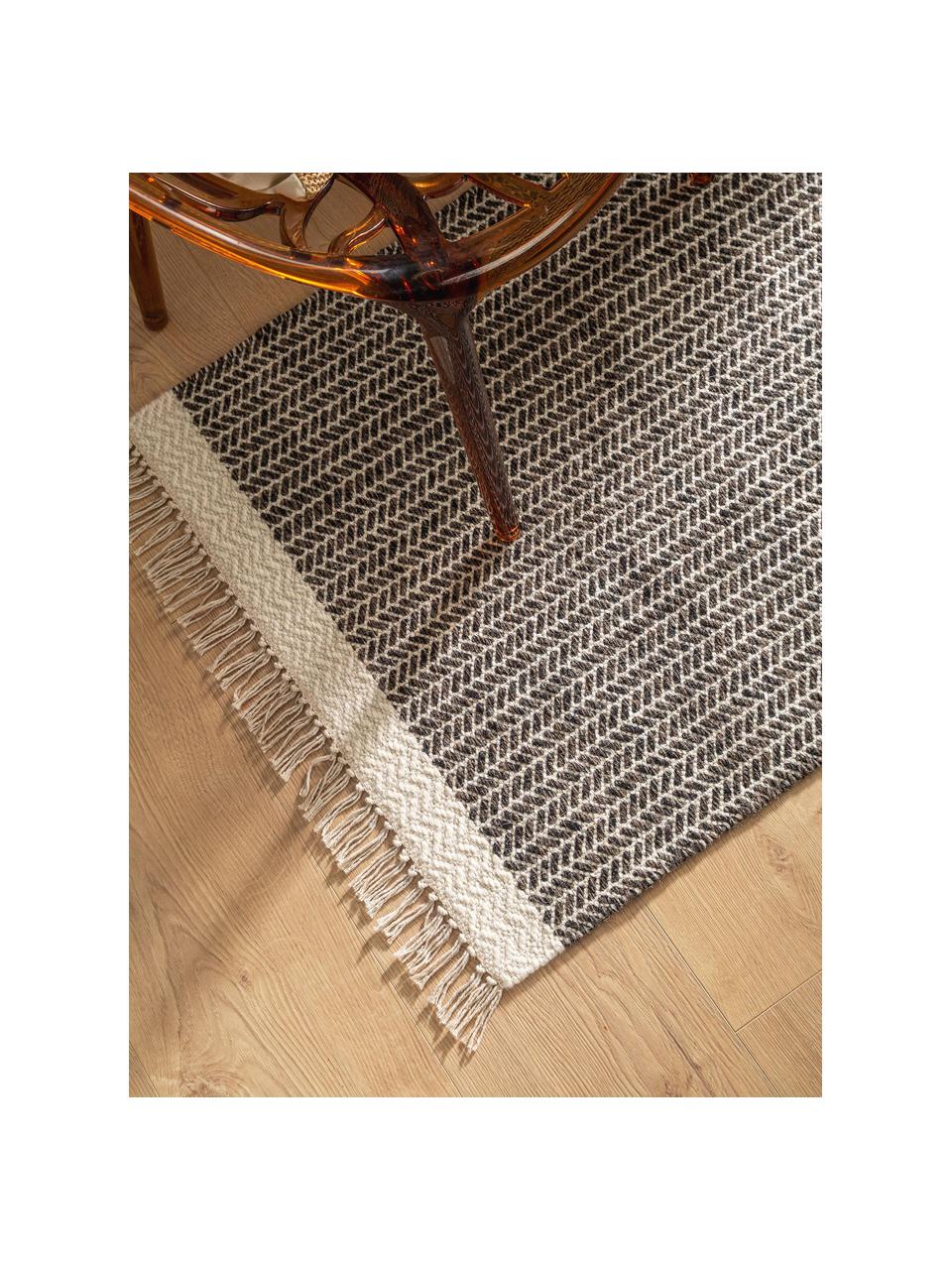 Tapis d'entrée en laine à franges tissé main Kim, 80 % laine, 20 % coton

Les tapis en laine peuvent perdre des fibres lors des premières semaines et des peluches peuvent se former, ce phénomène est naturel et diminue à mesure de votre usage et du temps, Noir, beige clair, larg. 70 x long. 200 cm