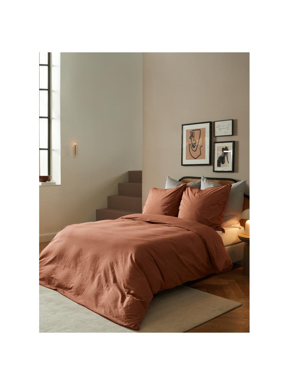 Housse de couette en lin délavé terracotta Nature, Composé pour moitié de lin
(52 % lin, 48 % coton) 

Densité 108 fils au pouce carré, qualité standard

Le lin mélangé offre un toucher naturel et un aspect délavé original. Le lin absorbe jusqu'à 35 % d'humidité et échange cette humidité avec l'air ambiant. Il sèche très rapidement et offre un agréable effet rafraîchissant les nuits d'été. Sa résistance élevée au accrocs lui confère robustesse et longévité, Terracotta, larg. 140 x long. 200 cm