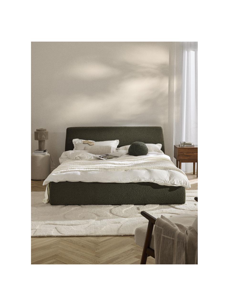 Letto imbottito in bouclé con contenitore Cloud, Rivestimento: bouclé (80% poliestere, 2, Piedini: legno di betulla laccato , Bouclé verde oliva, Larg. 140 x Lung. 200 cm