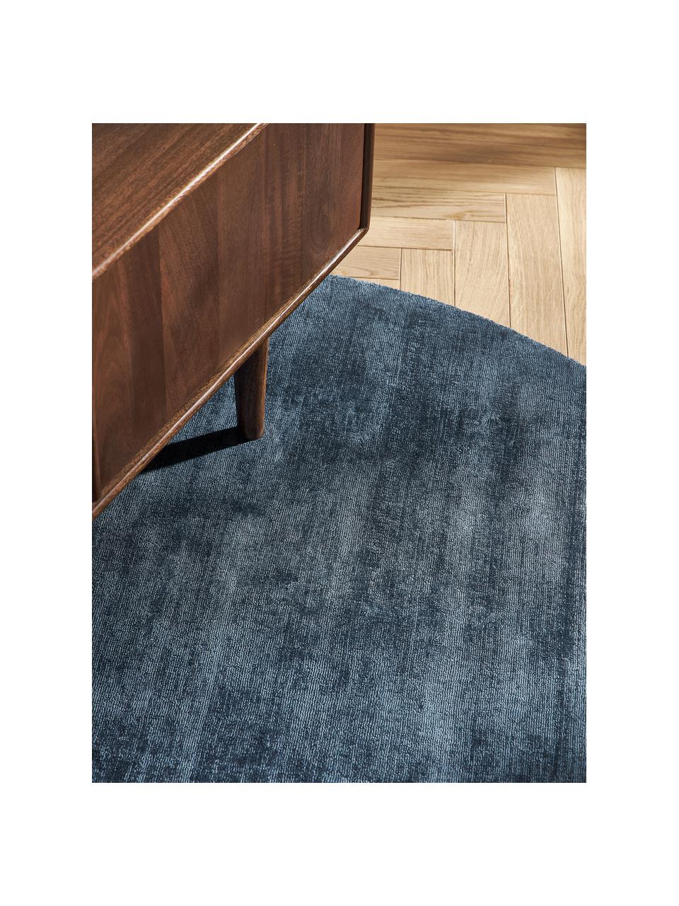 Ručně tkaný kulatý viskózový koberec Jane, Tmavě modrá, Ø 150 cm (velikost M)