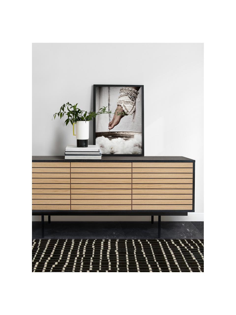 Credenza con finitura in rovere Stripe, Piedini: metallo verniciato a polv, Legno di quercia, nero, Larg. 161 x Alt. 70 cm