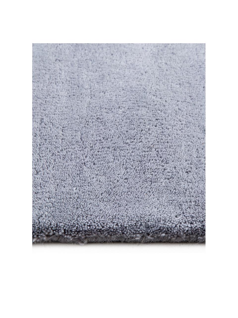 Alfombra artesanal de lana Satomi, Parte superior: 95% lana, 5% viscosa, Reverso: algodón, Antracita, gris, An 140 x L 200 cm (Tamaño S)