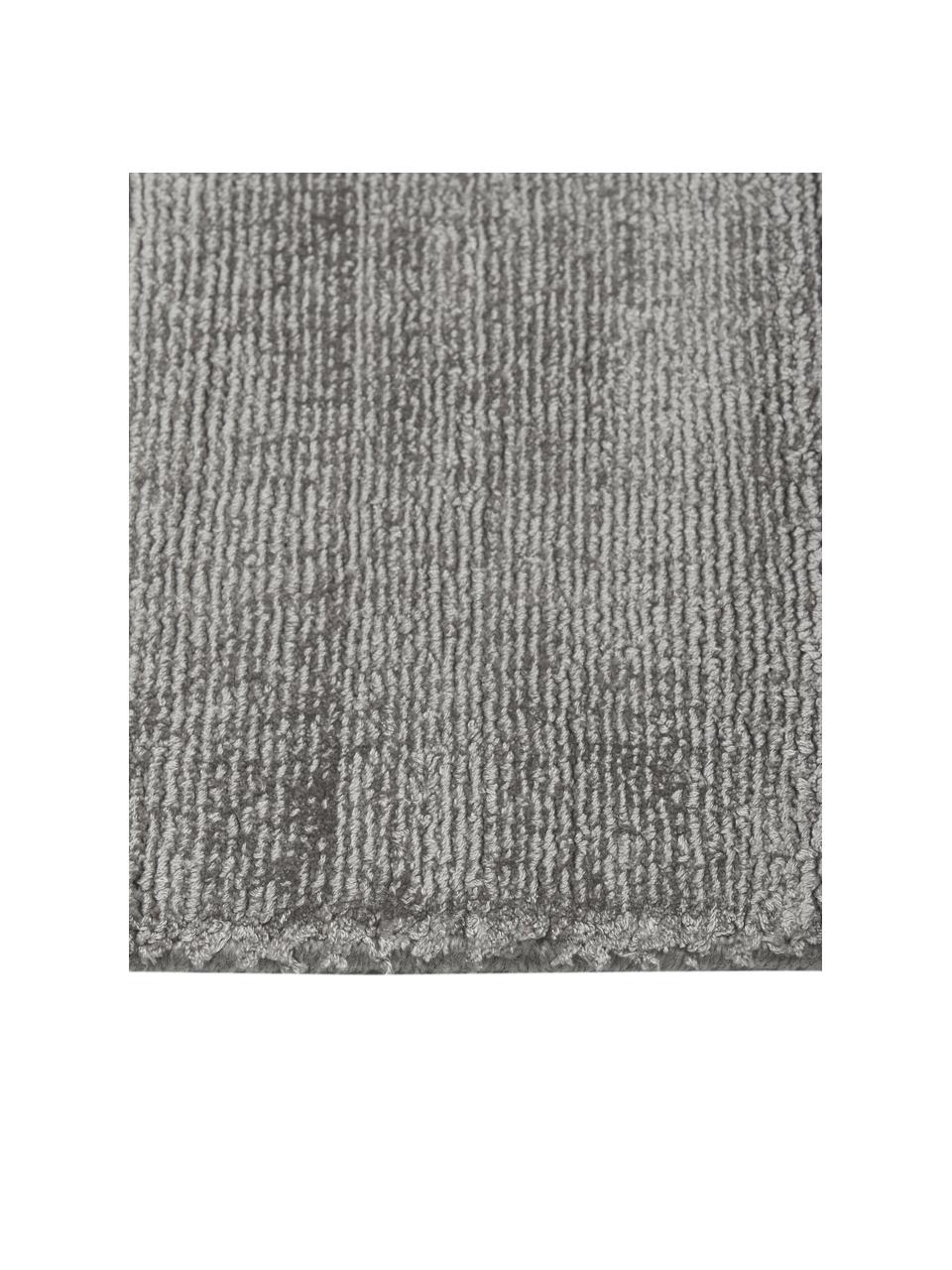 Alfombra corredor artesanal de viscosa Jane, Parte superior: 100% viscosa, Reverso: 100% algodón, Gris, An 80 x L 200 cm