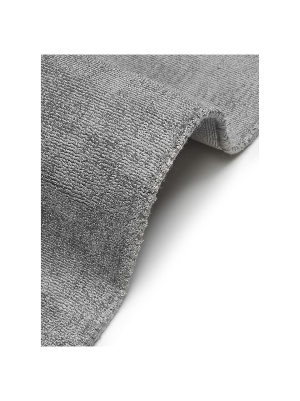 Ręcznie tkany chodnik z wiskozy Jane, Szary, S 80 x D 200 cm