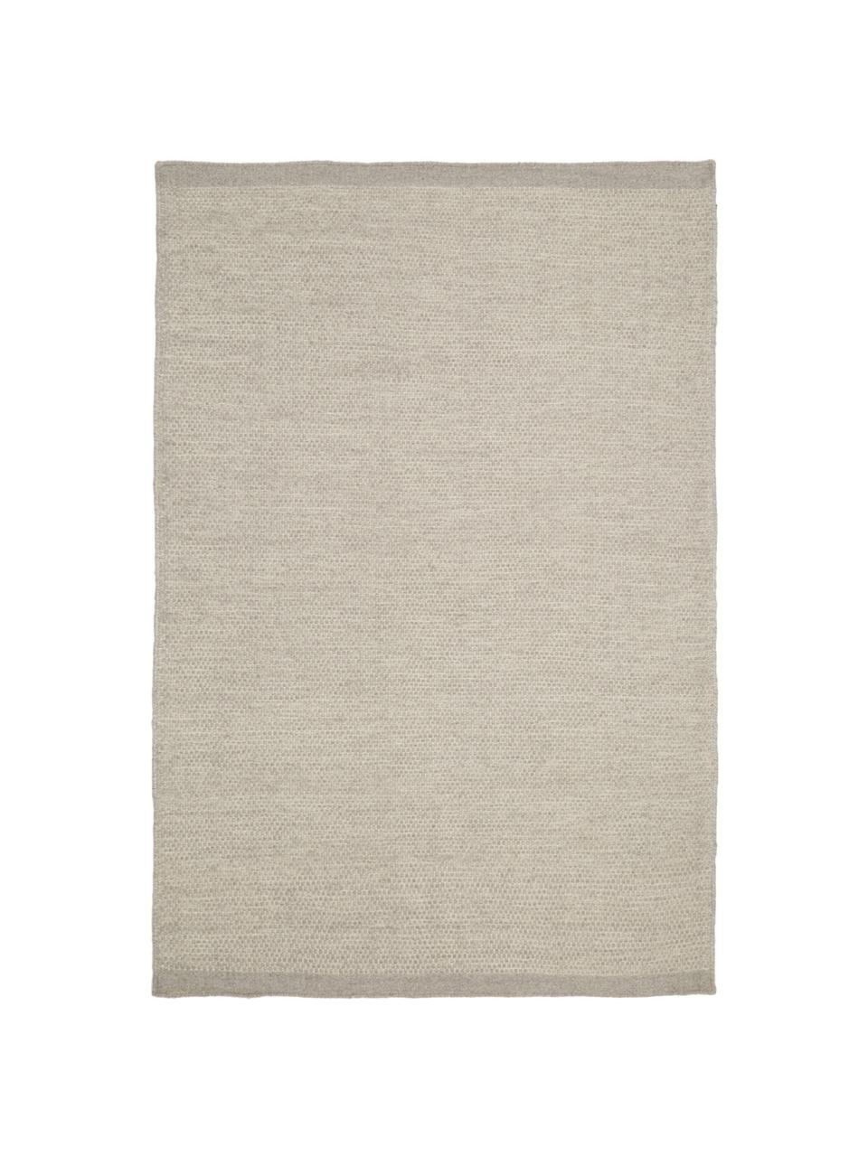 Vlněný kilimový koberec Delight, ručně tkaný, 90 % vlna, 10 % bavlna
V prvních týdnech používání vlněných koberců se může objevit charakteristický jev uvolňování vláken, který po několika týdnech používání zmizí, Světle šedá, Š 200 cm, D 300 cm (velikost L)