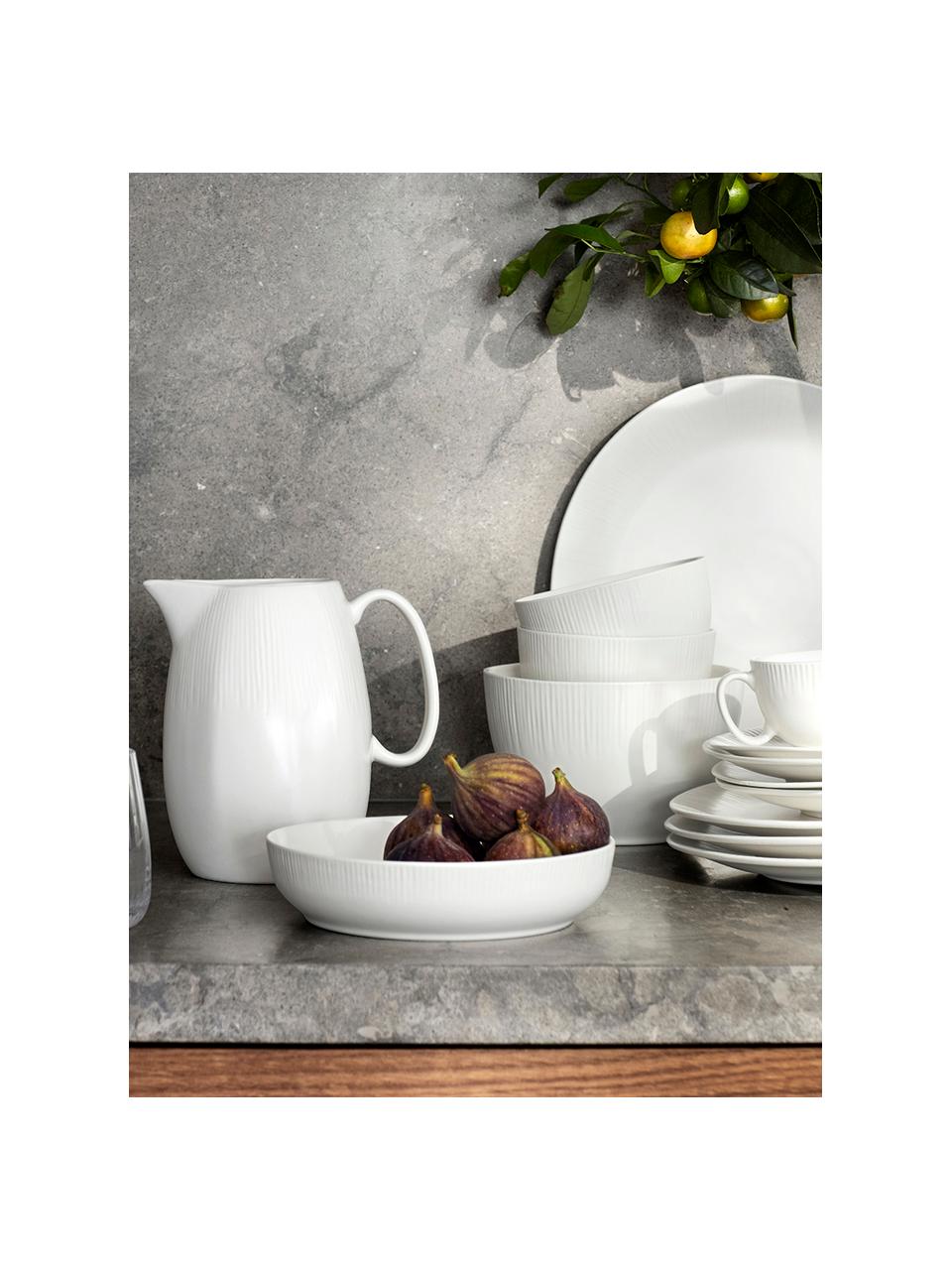Handgemachte Teetasse mit Untertasse Sandvig mit leichtem Rillenrelief, Porzellan, durchgefärbt, Gebrochenes Weiss, Ø 8 x H 6 cm