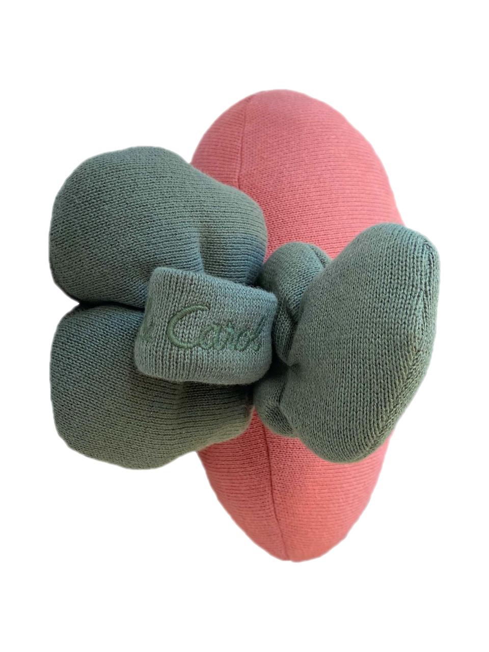 Cuscino morbido in cotone fatto a mano Ramona the Radish, Rivestimento: 100% cotone, Tonalità rosa, verde scuro, bianco latte, Larg. 30 x Lung. 35 cm