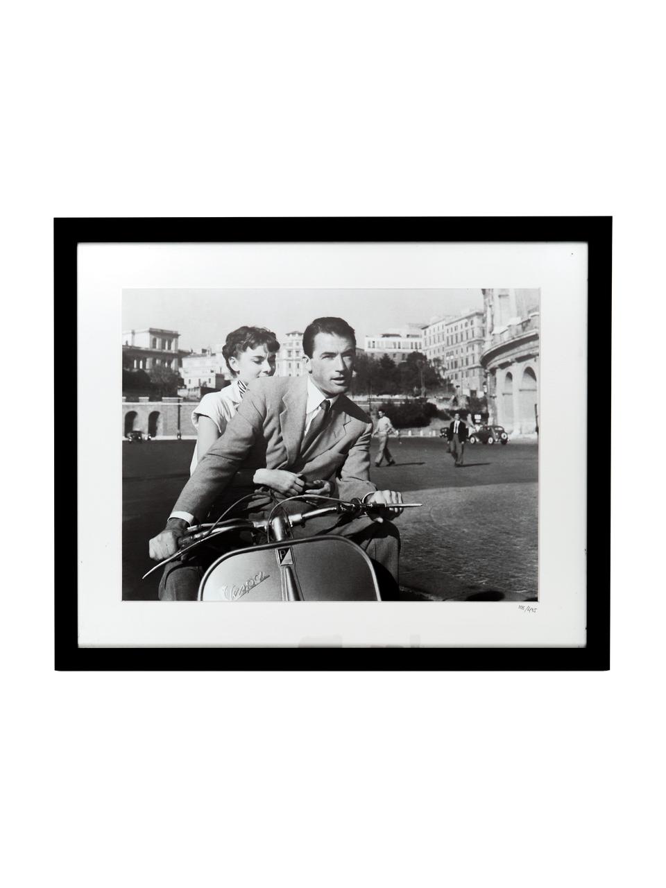 Ingelijste fotoprint Roman Holiday with Peck and Hepburn, Afbeelding: Fuji Crystal Archive-papi, Lijst: gelakt hout, Afbeelding: zwart, wit. Frame: zwart, 50 x 40 cm