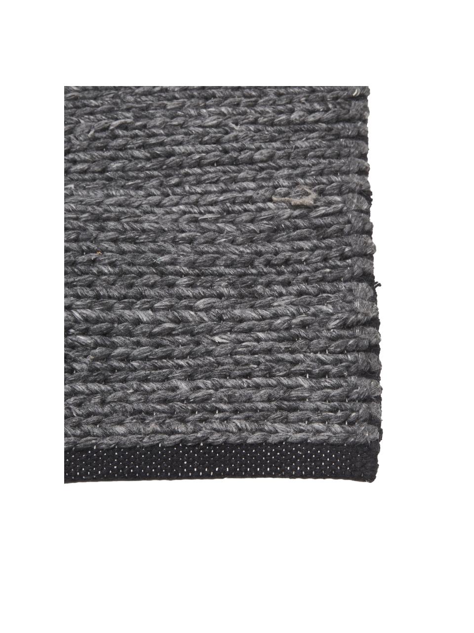 Alfombra artesanal de lana Uno, 60% lana, 40% poliéster

Las alfombras de lana se pueden aflojar durante las primeras semanas de uso, la pelusa se reduce con el uso diario, Gris oscuro jaspeado, An 160 x L 230 cm (Tamaño M)