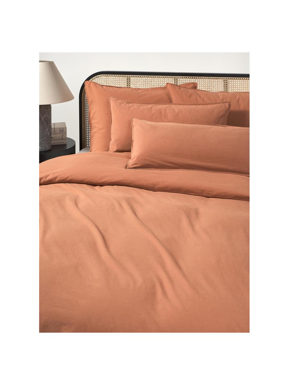 Funda de almohada de algodón lavado Darlyn, 100% algodón
Densidad de hilo 150 TC, calidad estándar

El algodón da una sensación agradable y suave en la piel, absorbe bien la humedad y es adecuado para personas alérgicas.

Este tejido ha sido sometido a un proceso de lavado especial que le da un aspecto Softwash irregular y resistente, pero siendo suave al tacto, flexible y cómodo. Además, su aspecto arrugado natural hace que no necesite planchado.

El material utilizado para este producto ha sido probado contra sustancias nocivas y está certificado según el STANDARD 100 por OEKO-TEX®, 4265CIT, CITEVE., Terracota, An 45 x L 110 cm