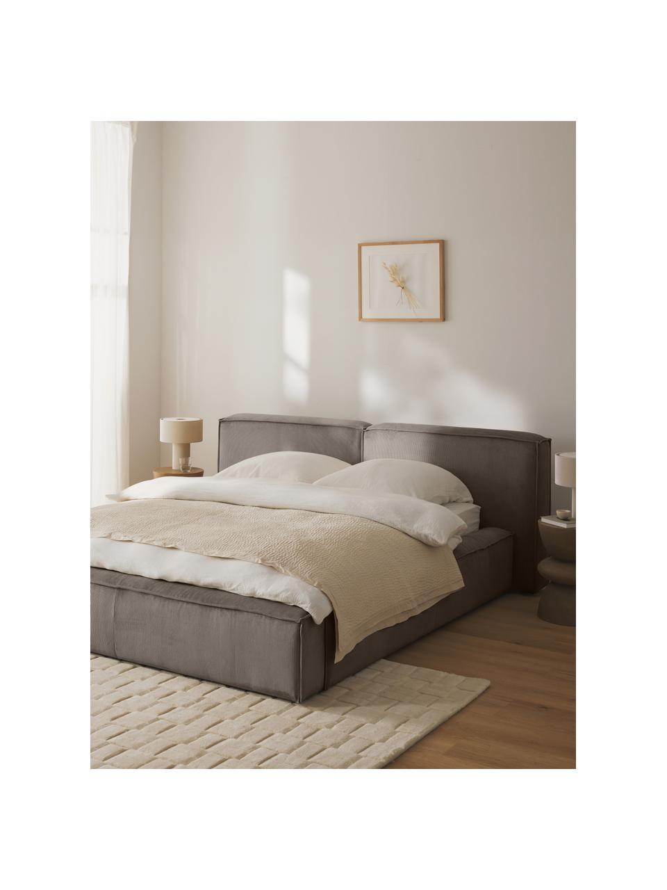 Cama tapizada en pana Lennon, Tapizado: pana (98% poliéster, 2% p, Estructura: madera de pino maciza, ma, Patas: madera, plástico Este pro, Pana gris pardo, An 208 x L 243 cm (colchón 140 x 200 cm)