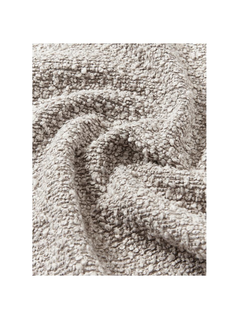 Bouclé-Kissenhülle Bellamie, Bouclé (95 % Polyester, 5 % Polyacryl)

Bouclé ist ein Material, das sich durch seine unregelmässig geschwungene Struktur auszeichnet. Die charakteristische Oberfläche entsteht durch eingewebte Schlingen aus verschiedenartigen Garnen, die dem Stoff eine einzigartige Struktur verleihen. Die Schlingenstruktur hat einen isolierenden und gleichzeitig flauschigen Effekt, der den Stoff besonders kuschelig macht., Bouclé Greige, B 60 x L 60 cm