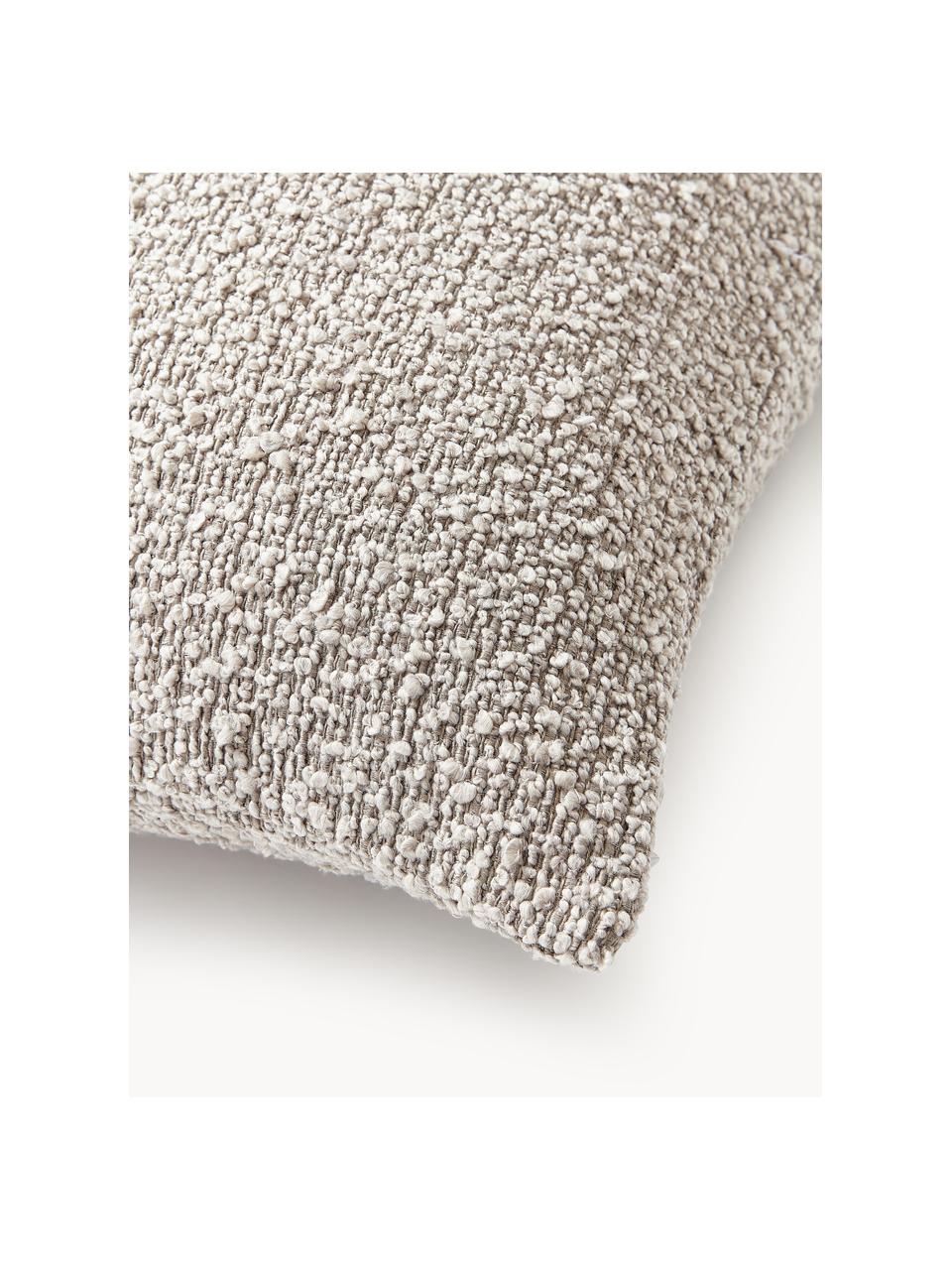 Bouclé-Kissenhülle Bellamie, Bouclé (95 % Polyester, 5 % Polyacryl)

Bouclé ist ein Material, das sich durch seine unregelmässig geschwungene Struktur auszeichnet. Die charakteristische Oberfläche entsteht durch eingewebte Schlingen aus verschiedenartigen Garnen, die dem Stoff eine einzigartige Struktur verleihen. Die Schlingenstruktur hat einen isolierenden und gleichzeitig flauschigen Effekt, der den Stoff besonders kuschelig macht., Bouclé Greige, B 60 x L 60 cm