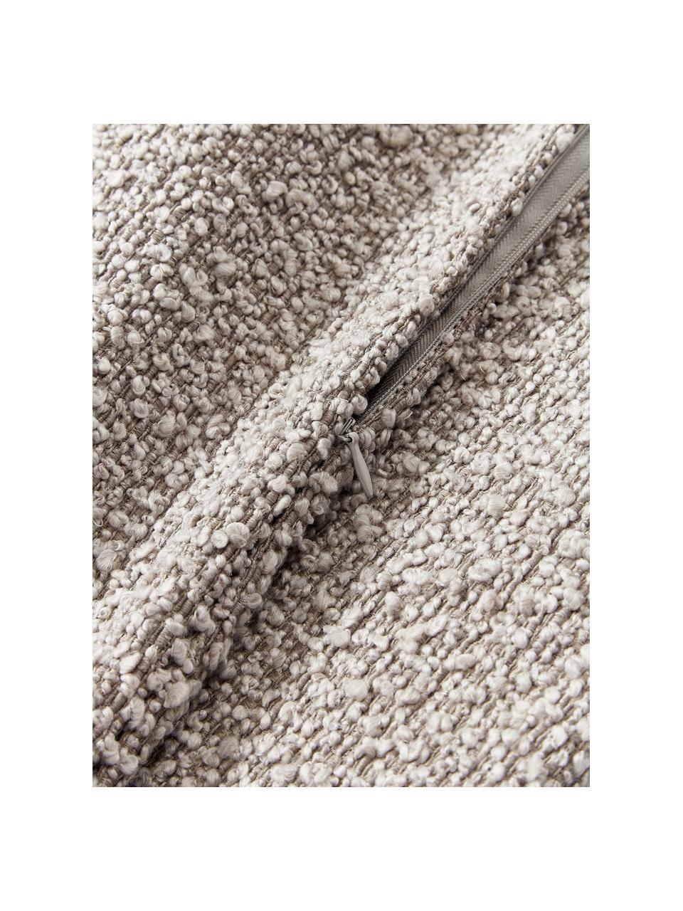 Bouclé-Kissenhülle Bellamie, Bouclé (95 % Polyester, 5 % Polyacryl)

Bouclé ist ein Material, das sich durch seine unregelmässig geschwungene Struktur auszeichnet. Die charakteristische Oberfläche entsteht durch eingewebte Schlingen aus verschiedenartigen Garnen, die dem Stoff eine einzigartige Struktur verleihen. Die Schlingenstruktur hat einen isolierenden und gleichzeitig flauschigen Effekt, der den Stoff besonders kuschelig macht., Bouclé Greige, B 60 x L 60 cm