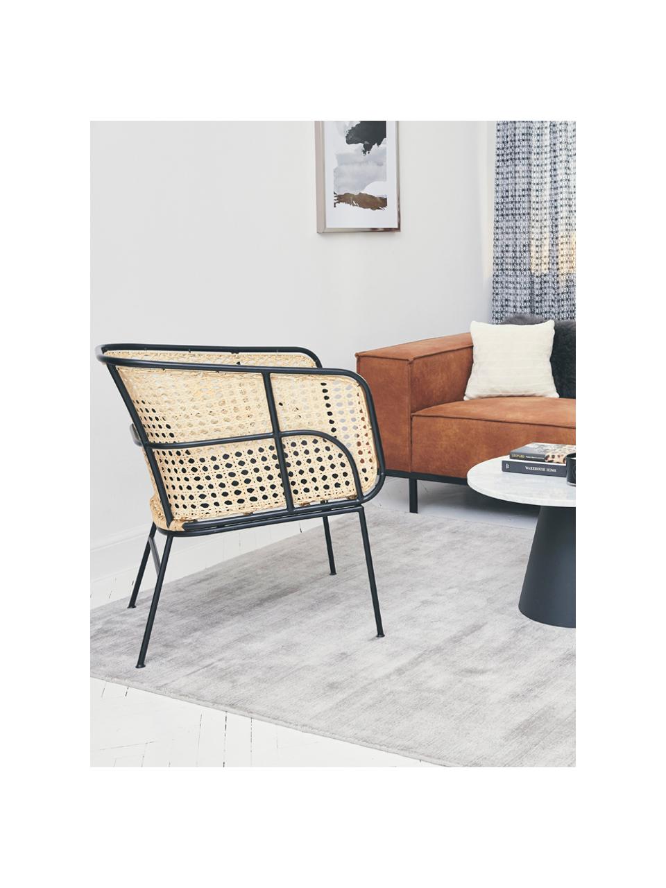 Loungestoel Merete met Weens vlechtwerk, Zitvlak: rotan, Frame: gepoedercoat metaal, Zitvlak: rotankleurig. Frame: mat zwart. Kussenhoezen: zwart, B 72 x D 74 cm