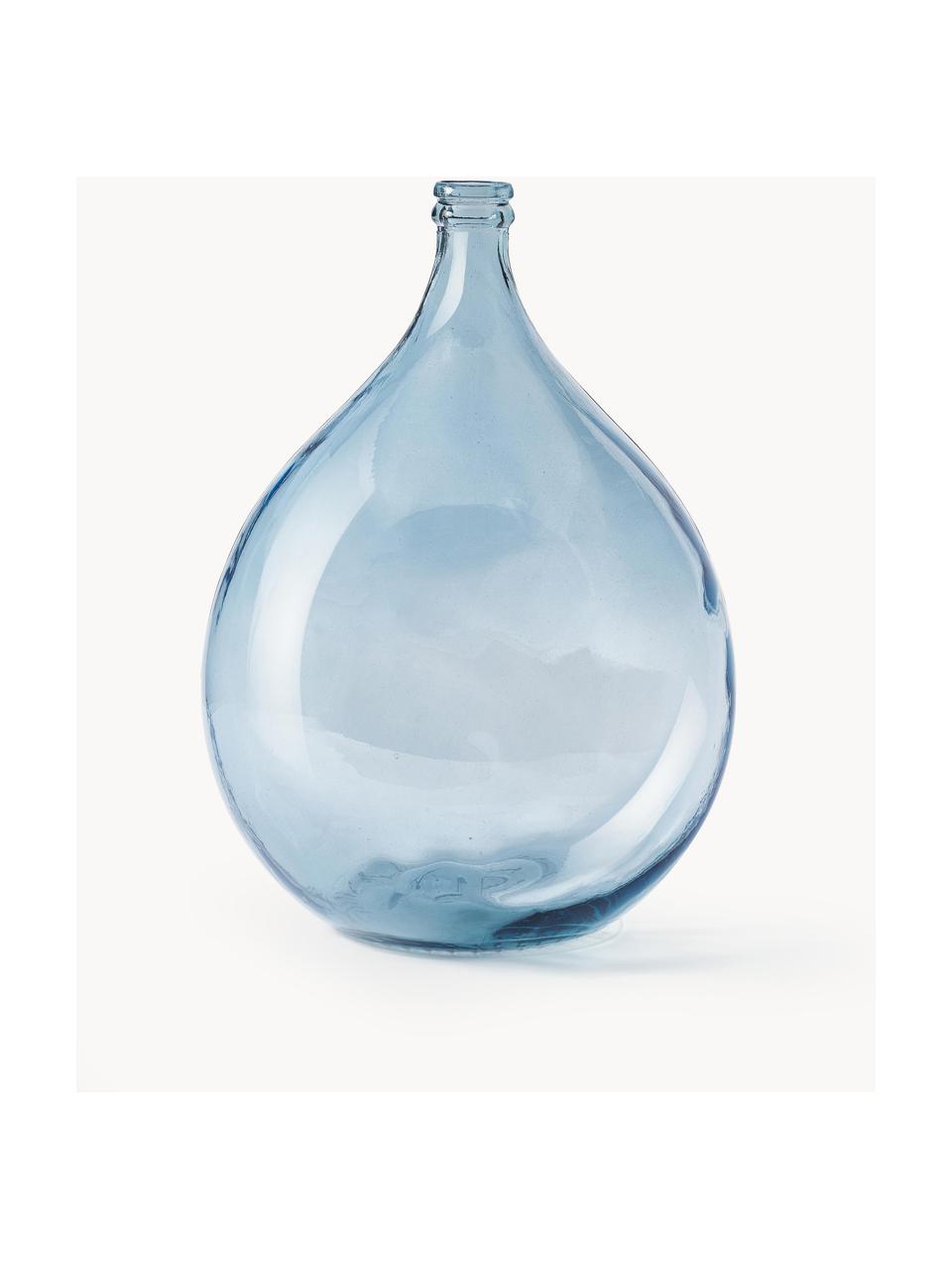 Bodenvase Dante aus recyceltem Glas, Recyceltes Glas, GRS zertifiziert

Dieses Produkt besteht zu mindestens 50 % aus recycelten Materialien, die nach dem Global Recycled Standard (GRS) zertifiziert sind. Dieser Standard überprüft den recycelten Inhalt und verfolgt ihn von der Quelle bis zum Endprodukt. Zertifizierte Organisationen erfüllen soziale, ökologische und chemische Anforderungen auf jeder Stufe der Lieferkette vom Recycler bis zum fertigen Produkt., Hellblau, Ø 40 cm, H 56 cm