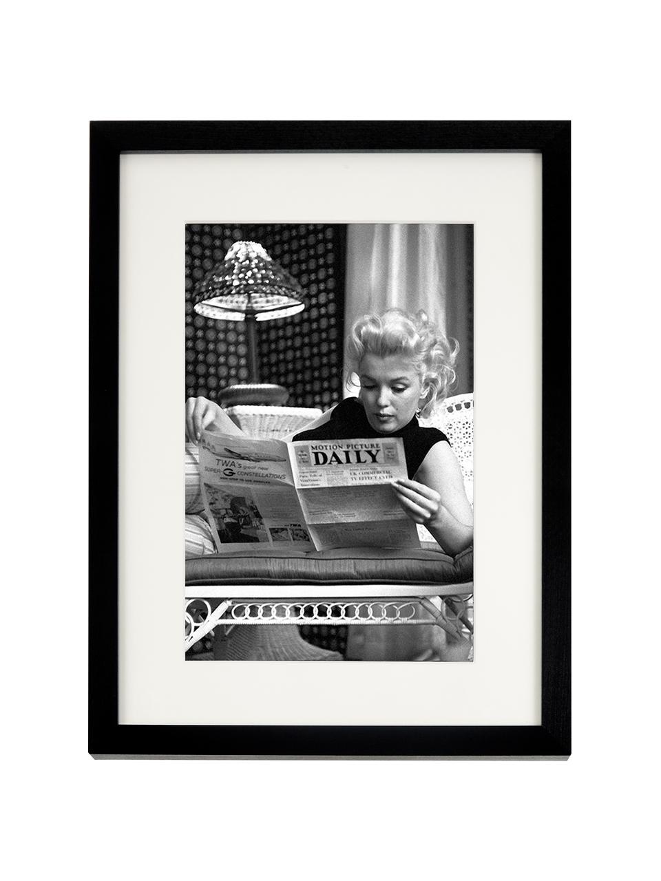 Stampa digitale incorniciata Marilyn Monroe Reading, Immagine: stampa digitale su carta,, Cornice: legno verniciato, Immagine: nero, bianco Cornice: nero, Larg. 33 x Alt. 43 cm