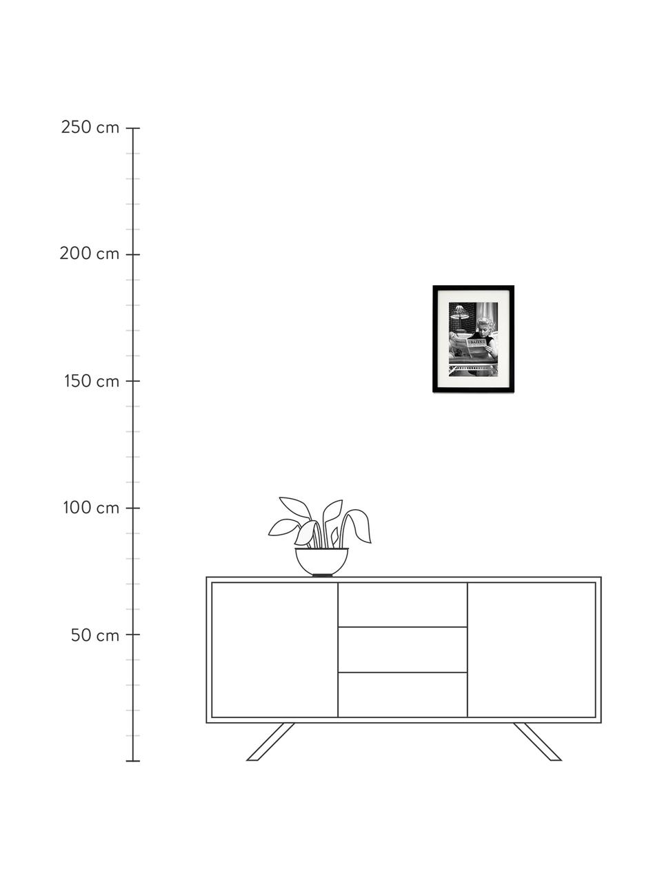 Stampa digitale incorniciata Marilyn Monroe Reading, Immagine: stampa digitale su carta,, Cornice: legno verniciato, Immagine: nero, bianco Cornice: nero, Larg. 33 x Alt. 43 cm