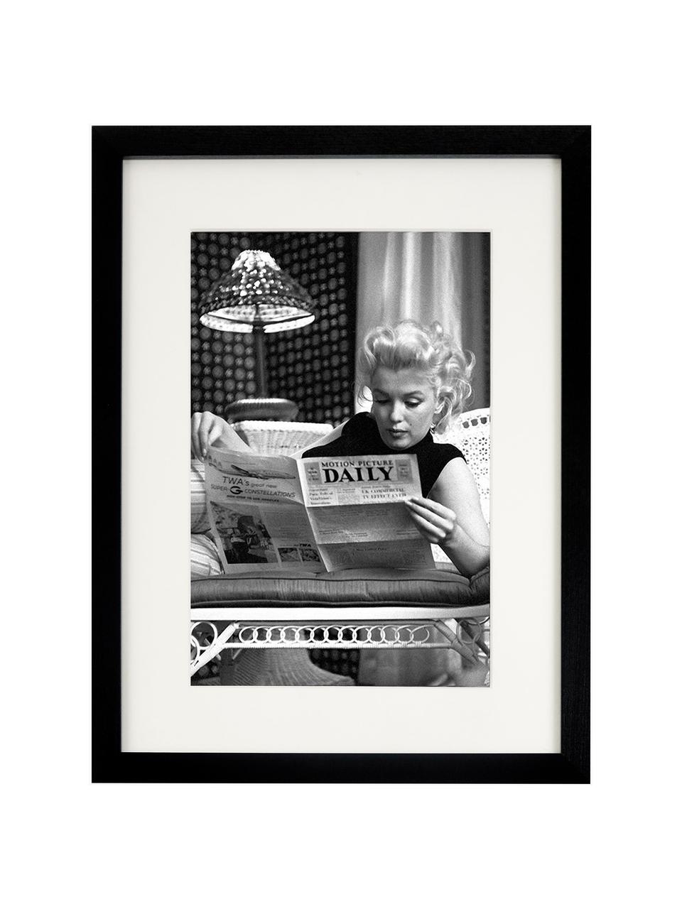 Ingelijste digitale print Marilyn Monroe Reading, Afbeelding: digitale print op papier,, Lijst: gelakt hout, Zwart, wit, B 33 x H 43 cm