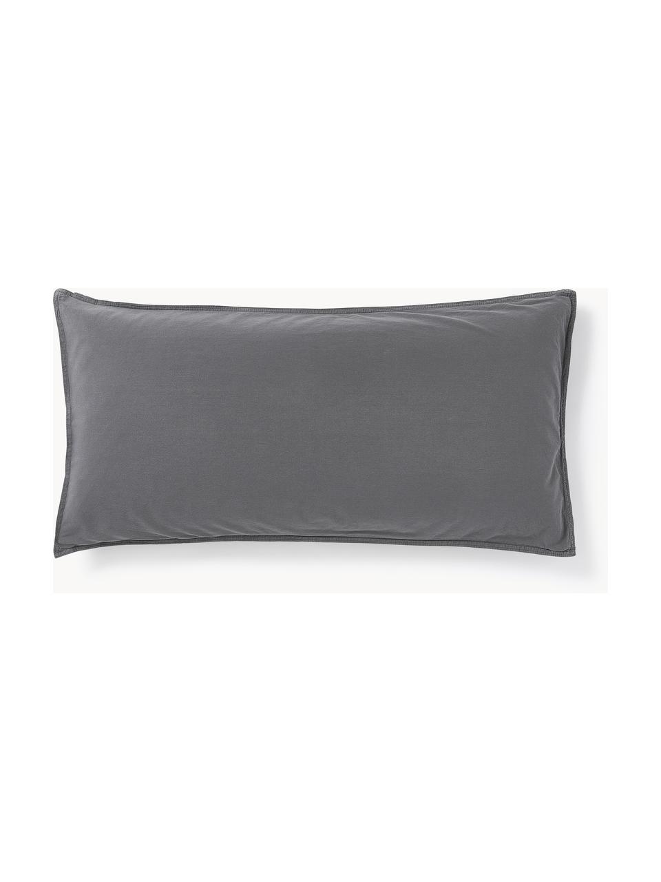 Gewaschener Baumwoll-Kopfkissenbezug Darlyn, 100 % Baumwolle
Fadendichte 150 TC, Standard Qualität

Bettwäsche aus Baumwolle fühlt sich auf der Haut angenehm weich an, nimmt Feuchtigkeit gut auf und eignet sich für Allergiker.

Durch ein besonderes Waschungsverfahren erhält der Stoff eine robuste, unregelmäßige Stonewash-Optik. Außerdem wird der Stoff dadurch weich und geschmeidig im Griff und erhält eine natürliche Knitter-Optik, die kein Bügeln erfordert und Gemütlichkeit ausstrahlt.

Das in diesem Produkt verwendete Material ist schadstoffgeprüft und zertifiziert nach STANDARD 100 by OEKO-TEX®, 4265CIT, CITEVE., Dunkelgrau, B 40 x L 80 cm