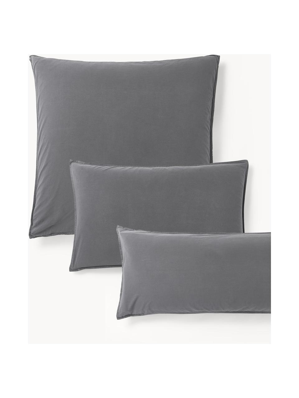 Gewaschener Baumwoll-Kopfkissenbezug Darlyn, 100 % Baumwolle
Fadendichte 150 TC, Standard Qualität

Bettwäsche aus Baumwolle fühlt sich auf der Haut angenehm weich an, nimmt Feuchtigkeit gut auf und eignet sich für Allergiker.

Durch ein besonderes Waschungsverfahren erhält der Stoff eine robuste, unregelmäßige Stonewash-Optik. Außerdem wird der Stoff dadurch weich und geschmeidig im Griff und erhält eine natürliche Knitter-Optik, die kein Bügeln erfordert und Gemütlichkeit ausstrahlt.

Das in diesem Produkt verwendete Material ist schadstoffgeprüft und zertifiziert nach STANDARD 100 by OEKO-TEX®, 4265CIT, CITEVE., Dunkelgrau, B 40 x L 80 cm