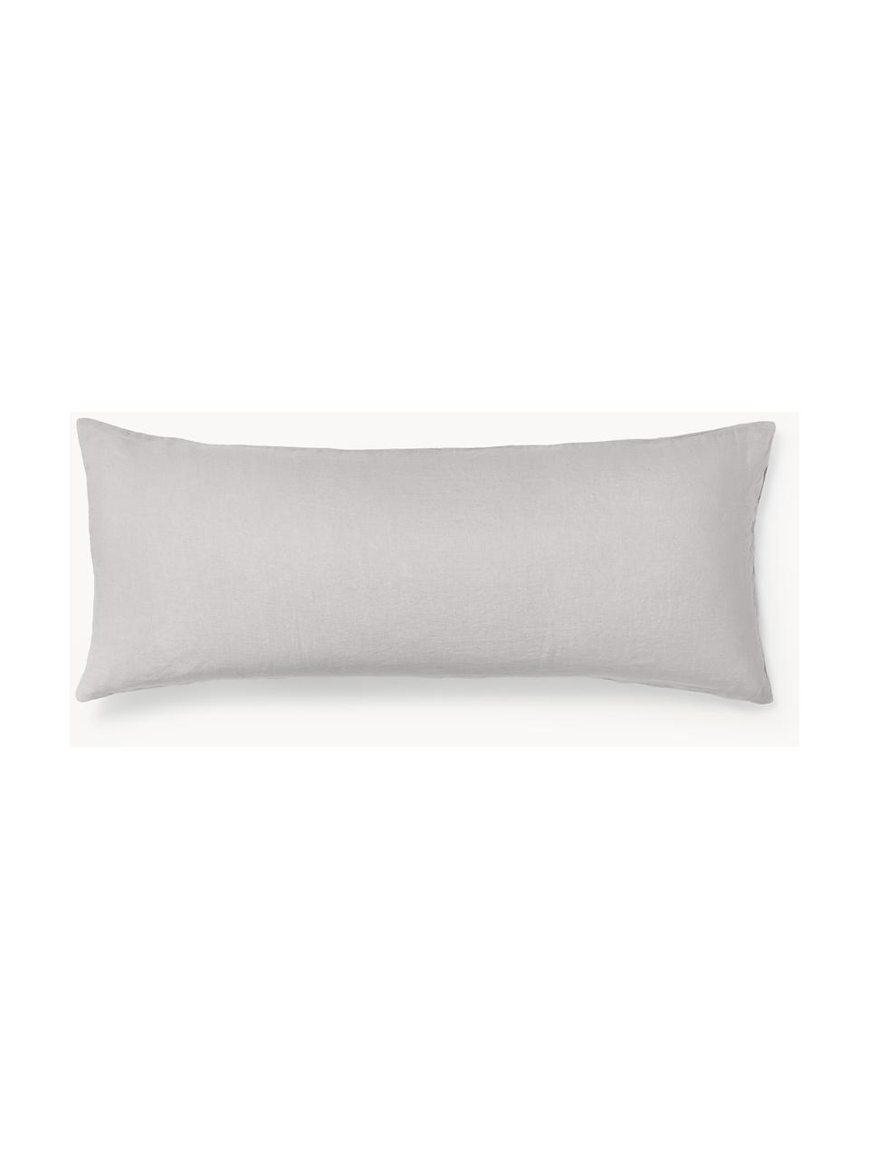 Funda de almohada de lino lavado Airy, 100% lino con certificado European Flax
Densidad de hilo 165 TC

El lino es una fibra natural que se caracteriza por su transpirabilidad, durabilidad y suavidad. El lino es un material refrescante, absorbe la humedad intercambiándola con el ambiente, que lo hace ideal para las temperaturas altas.

El material utilizado en este producto ha sido probado contra sustancias nocivas y está certificado según STANDARD 100 por OEKO-TEX®, 137, CITEVE., Gris, An 45 x L 110 cm