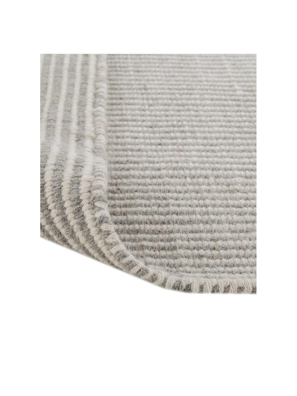 Jemne pruhovaný ručne tkaný vlnený koberec Ajo, Svetlosivá, krémová