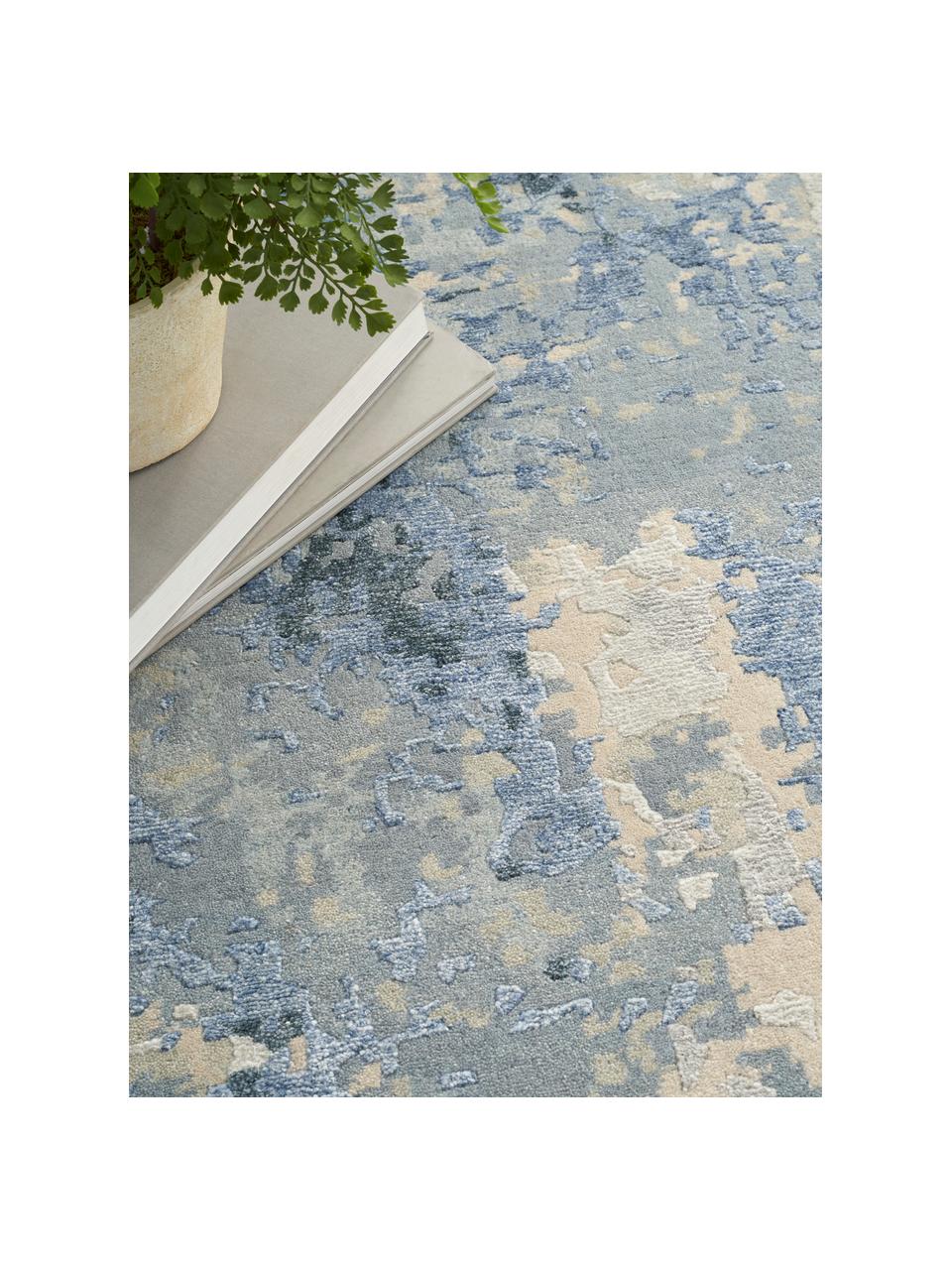 Ručne tkaný koberec z viskózy Silk Shadows, 75 % viskóza, 25 % novozélandská vlna, Odtiene modrej, sivej, Š 60 x D 90 cm (veľkosť XS)