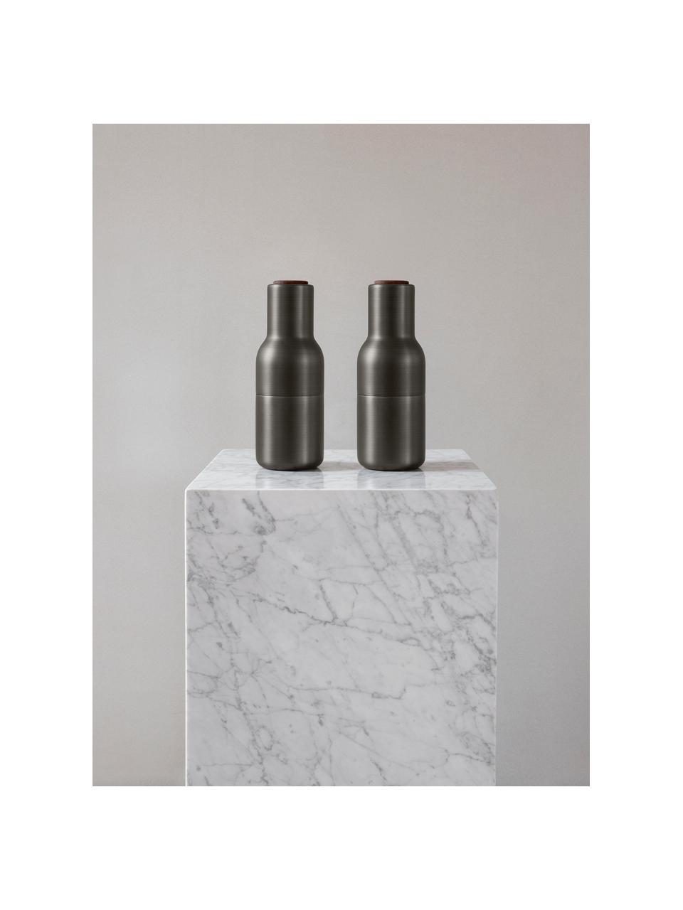 Salero y pimentero de diseño Bottle Grinder, 2 uds., Estructura: acero, latón y cepillado, Grinder: cerámica, Gris antracita cepillado, madera de nogal, Ø 8 x Al 21 cm