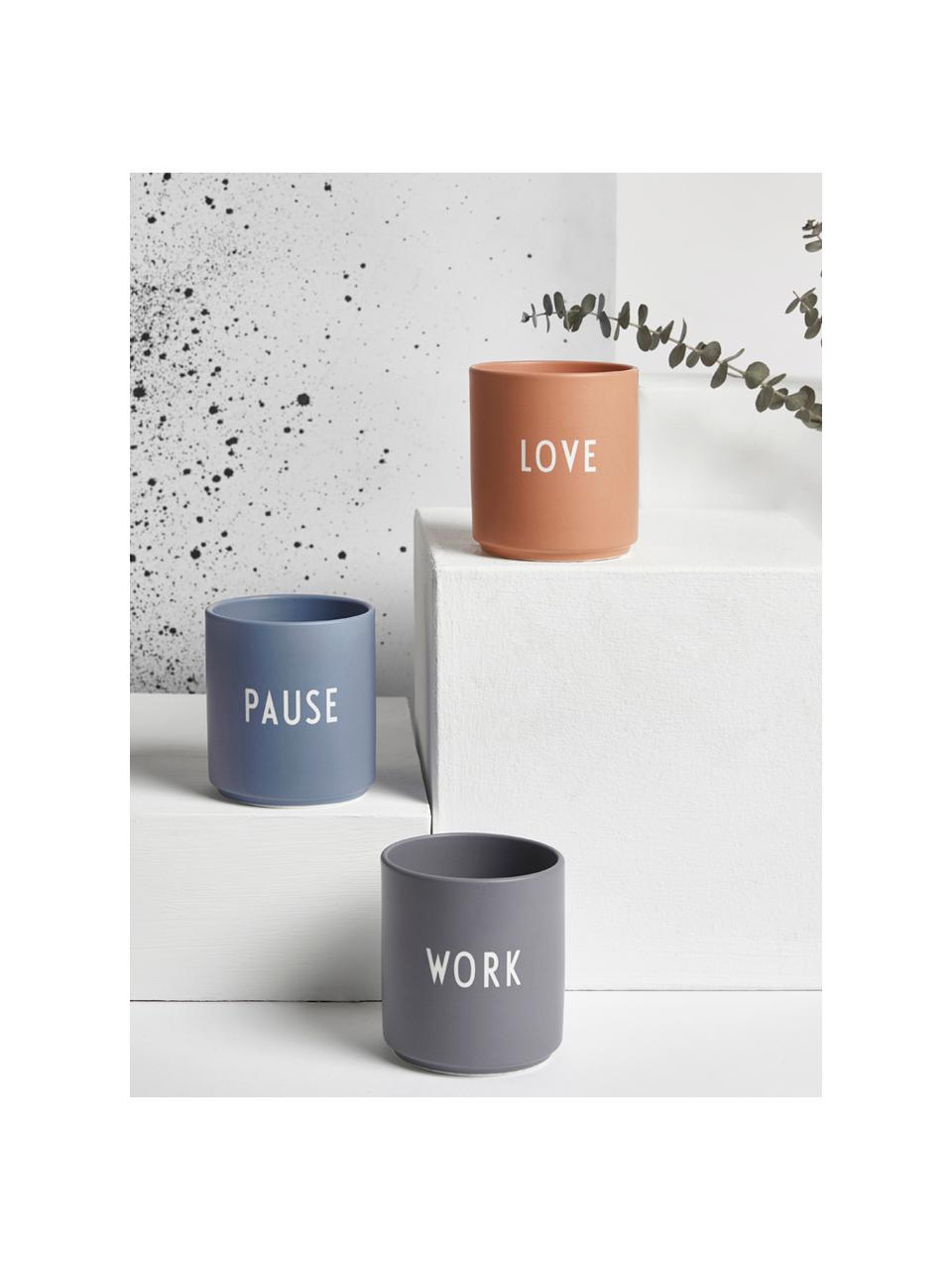 Design beker Favourite WORK met opschrift, Beenderporselein (porselein)
Fine Bone China is een zacht porselein, dat zich vooral onderscheidt door zijn briljante, doorschijnende glans., Grijs (Work), Ø 8 x H 9 cm, 250 ml