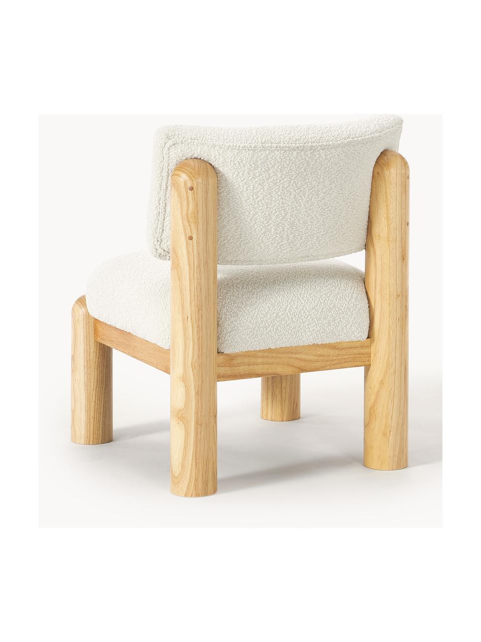 Fotel bouclé Findus, Biały bouclé, jasne drewno naturalne, S 60 x W 76 cm