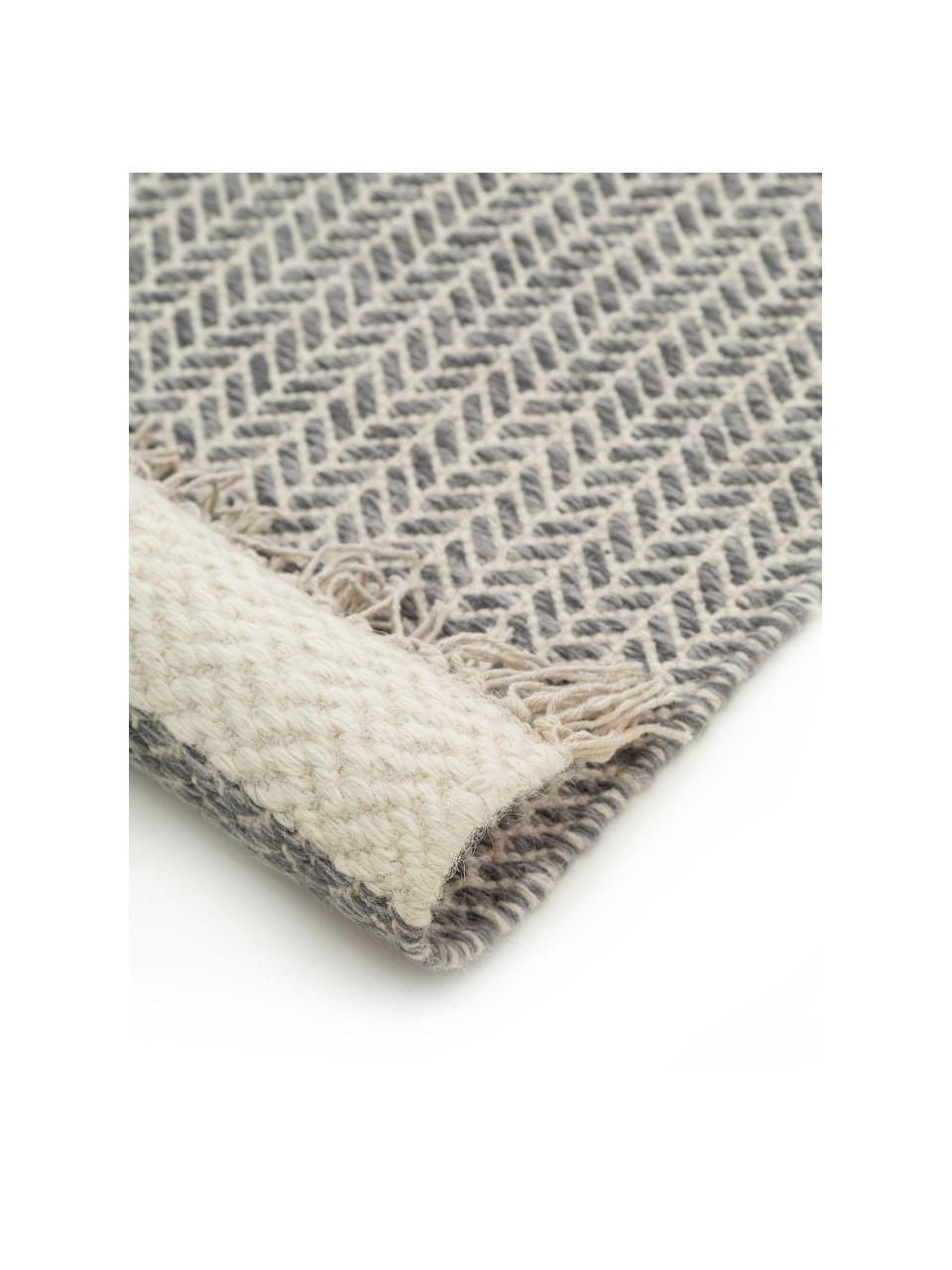 Ručne tkaný vlnený koberec so strapcami Kim, Sivá, krémová