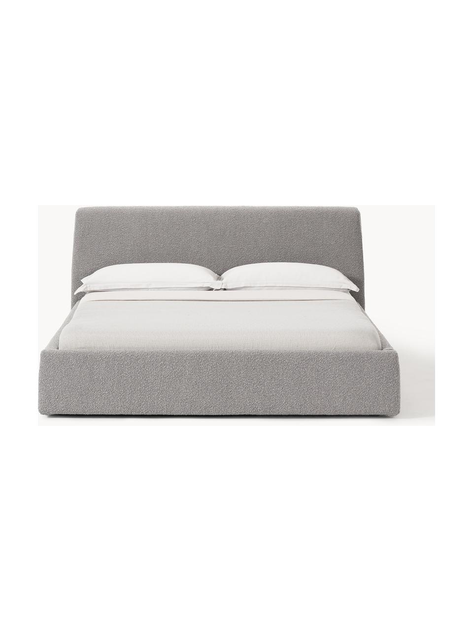 Cama tapizada en tejido bouclé con espacio de almacenaje Cloud, Tapizado: tejido bouclé (80% poliés, Cuerpo: madera de pino y abeto ma, Patas: madera de abedul pintada , Bouclé gris, An 140 x L 200 cm