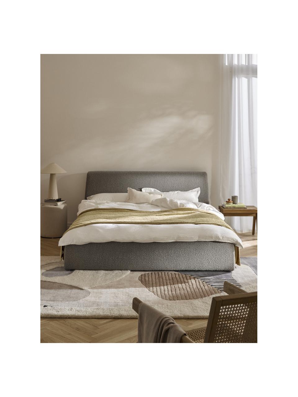 Cama tapizada en tejido bouclé con espacio de almacenaje Cloud, Tapizado: tejido bouclé (80% poliés, Cuerpo: madera de pino y abeto ma, Patas: madera de abedul pintada , Bouclé gris, An 140 x L 200 cm