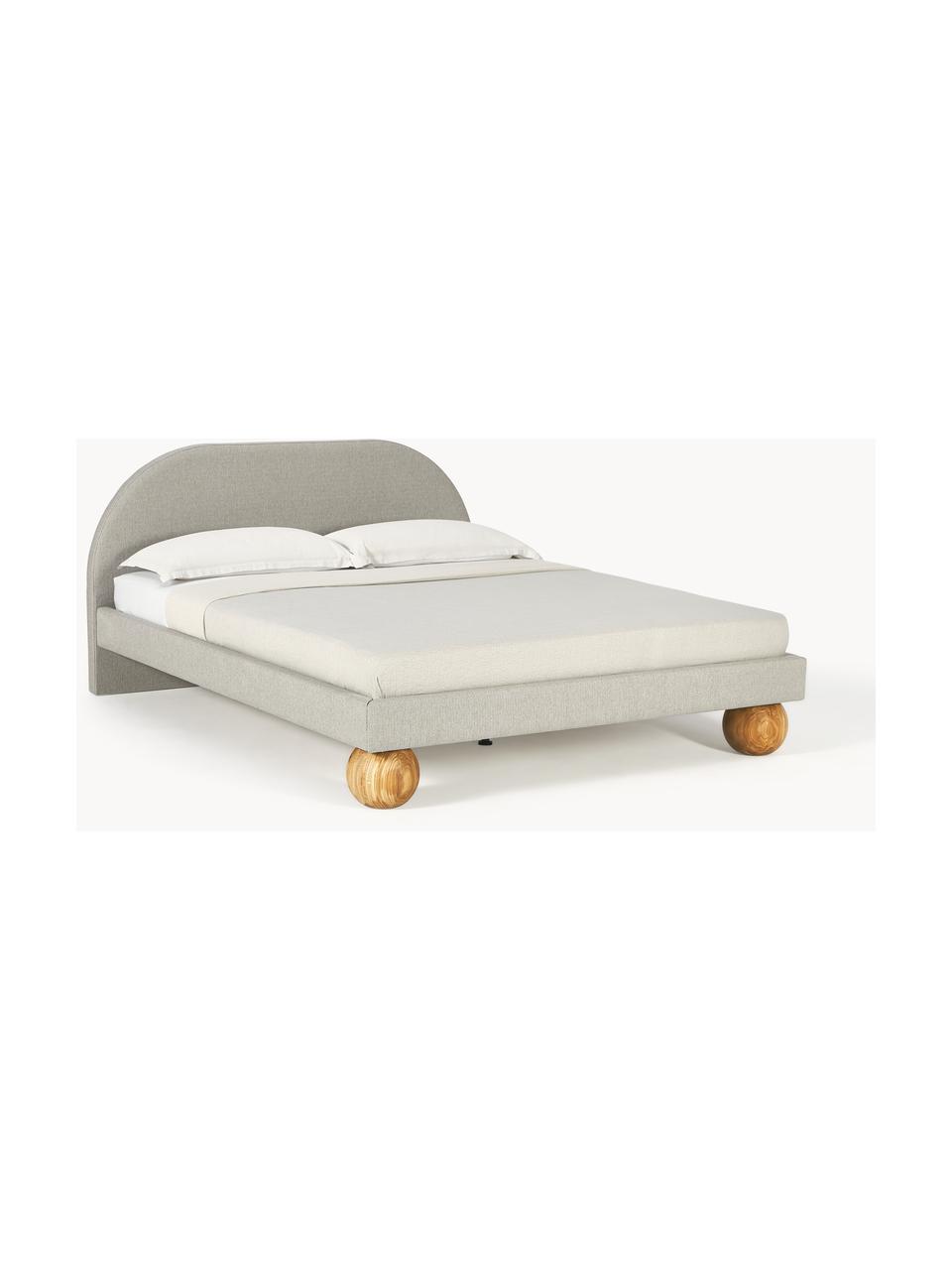 Cama tapizada con patas esfericas de madera Rena, Tapizado: 100% polipropileno Alta r, Estructura: madera de pino macizo, ag, Patas: madera de roble Este prod, Tejido gris claro, madera de roble, An 140 x L 200 cm