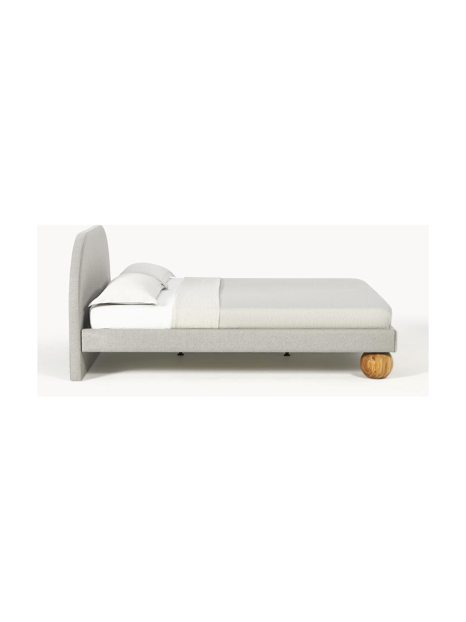 Cama tapizada con patas esfericas de madera Rena, Tapizado: 100% polipropileno Alta r, Estructura: madera de pino macizo, ag, Patas: madera de roble Este prod, Tejido gris claro, madera de roble, An 140 x L 200 cm