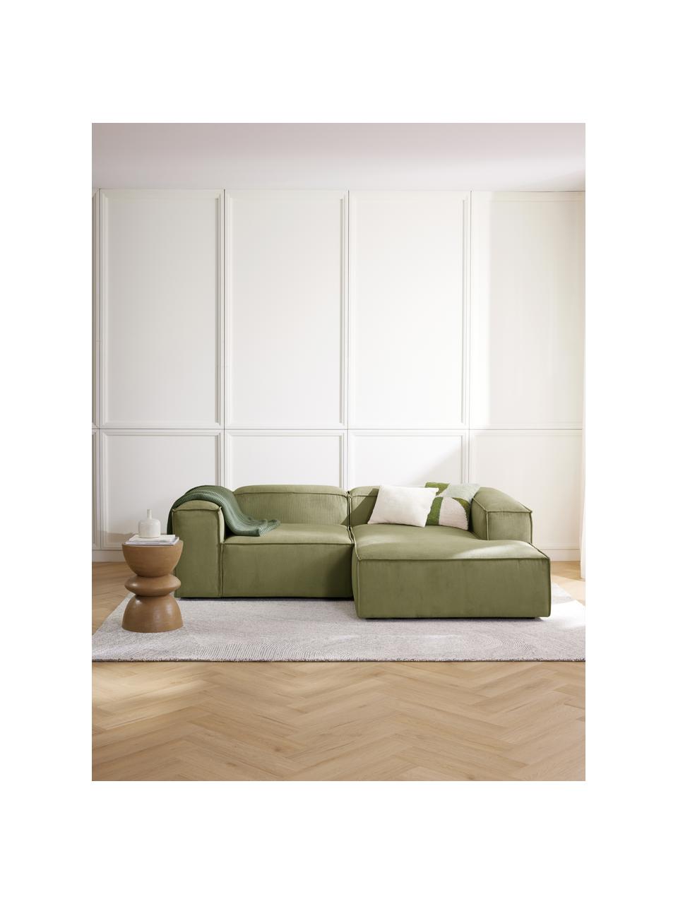 Divano angolare componibile in velluto a coste Lennon, Rivestimento: velluto a coste (92% poli, Struttura: legno di pino massiccio, , Piedini: plastica, Velluto a coste verde scuro, Larg. 238 x Prof. 180 cm, chaise-longue a destra