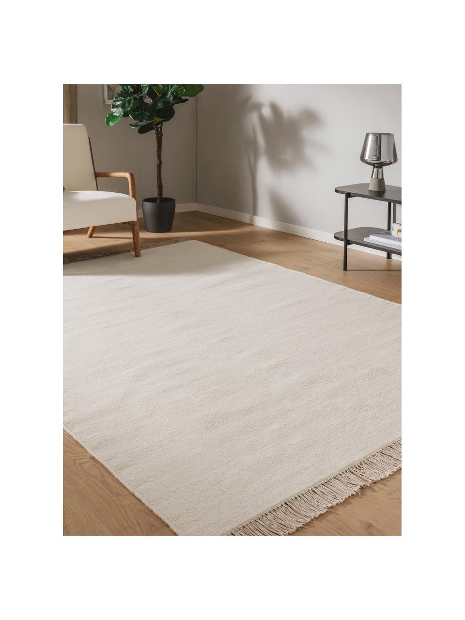 Ručne tkaný vlnený koberec so strapcami Liv, 80 % vlna, 20 %  polyester

V prvých týždňoch používania môžu vlnené koberce uvoľňovať vlákna, tento jav zmizne po niekoľkých týždňoch používania, Svetlobéžová, Š 80 x D 150 cm (veľkosť XS)