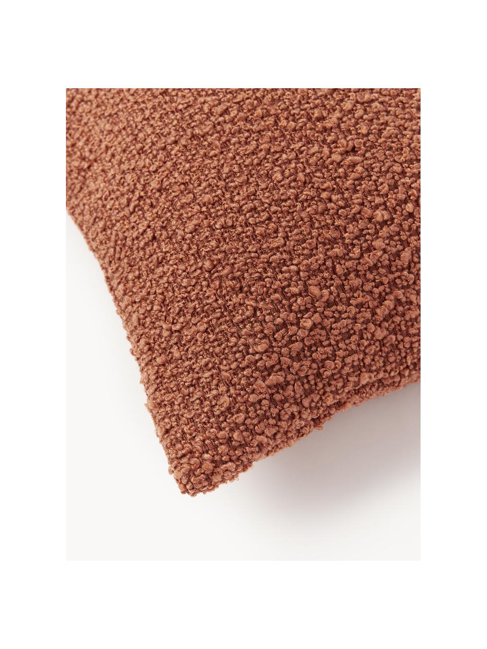 Bouclé-Kissenhülle Bellamie, Bouclé (95 % Polyester, 5 % Polyacryl)

Bouclé ist ein Material, das sich durch seine unregelmäßig geschwungene Struktur auszeichnet. Die charakteristische Oberfläche entsteht durch eingewebte Schlingen aus verschiedenartigen Garnen, die dem Stoff eine einzigartige Struktur verleihen. Die Schlingenstruktur hat einen isolierenden und gleichzeitig flauschigen Effekt, der den Stoff besonders kuschelig macht., Bouclé Terrakotta, B 60 x L 60 cm