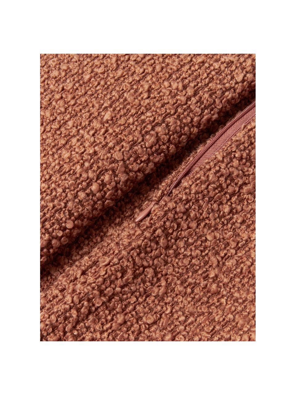 Bouclé-Kissenhülle Bellamie, Bouclé (95 % Polyester, 5 % Polyacryl)

Bouclé ist ein Material, das sich durch seine unregelmäßig geschwungene Struktur auszeichnet. Die charakteristische Oberfläche entsteht durch eingewebte Schlingen aus verschiedenartigen Garnen, die dem Stoff eine einzigartige Struktur verleihen. Die Schlingenstruktur hat einen isolierenden und gleichzeitig flauschigen Effekt, der den Stoff besonders kuschelig macht., Bouclé Terrakotta, B 60 x L 60 cm