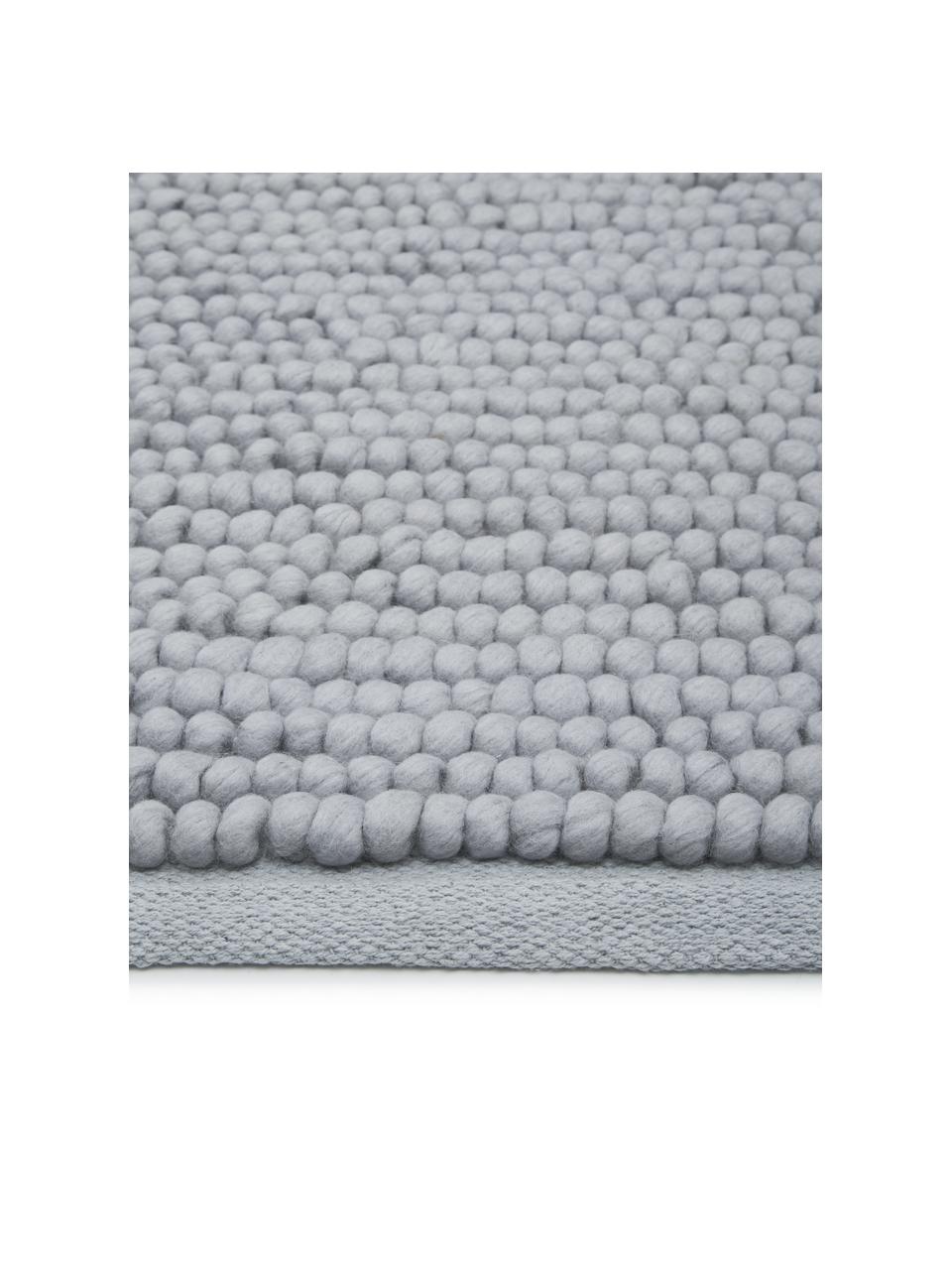Tappeto in lana Pebble, 80% lana della Nuova Zelanda, 20% nylon
Nel caso dei tappeti di lana, le fibre possono staccarsi nelle prime settimane di utilizzo, questo e la formazione di lanugine si riducono con l'uso quotidiano, Grigio, Larg. 120 x Lung. 180 cm (taglia S)