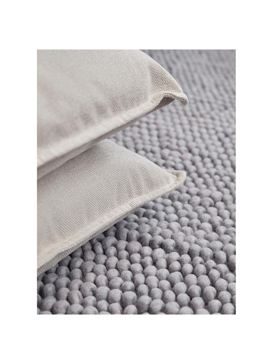 Handgeweven wollen vloerkleed Pebble, 80% wol, 20% nylon

Het in dit product gebruikte materiaal is getest op schadelijke stoffen en gecertificeerd volgens STANDAARD 100 door OEKO-TEX®, HOHENSTEIN HTTI, 21.HIN.90042.

Bij wollen vloerkleden kunnen vezels loskomen in de eerste weken van gebruik, dit neemt af door dagelijks gebruik en pluizen wordt verminderd., Grijs, B 120 x L 180 cm (maat S)