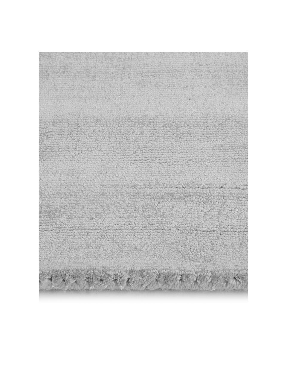 Tappeto in viscosa color grigio argento tessuto a mano Jane, Retro: 100% cotone, Grigio argento, Larg. 300 x Lung. 400 cm (taglia XL)