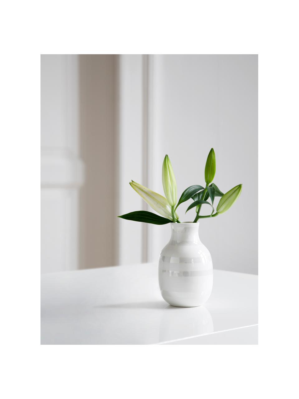 Malá ručně vyrobená designová váza Omaggio, Keramika, Bílá, perleťové barvy, Ø 8 cm, V 13 cm