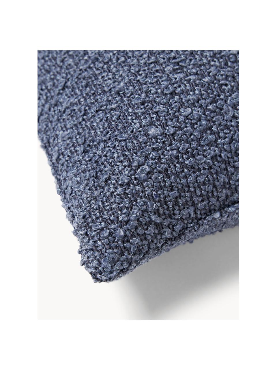 Bouclé-Kissenhülle Bellamie, Bouclé (95 % Polyester, 5 % Polyacryl)

Bouclé ist ein Material, das sich durch seine unregelmäßig geschwungene Struktur auszeichnet. Die charakteristische Oberfläche entsteht durch eingewebte Schlingen aus verschiedenartigen Garnen, die dem Stoff eine einzigartige Struktur verleihen. Die Schlingenstruktur hat einen isolierenden und gleichzeitig flauschigen Effekt, der den Stoff besonders kuschelig macht., Bouclé Graublau, B 30 x L 50 cm