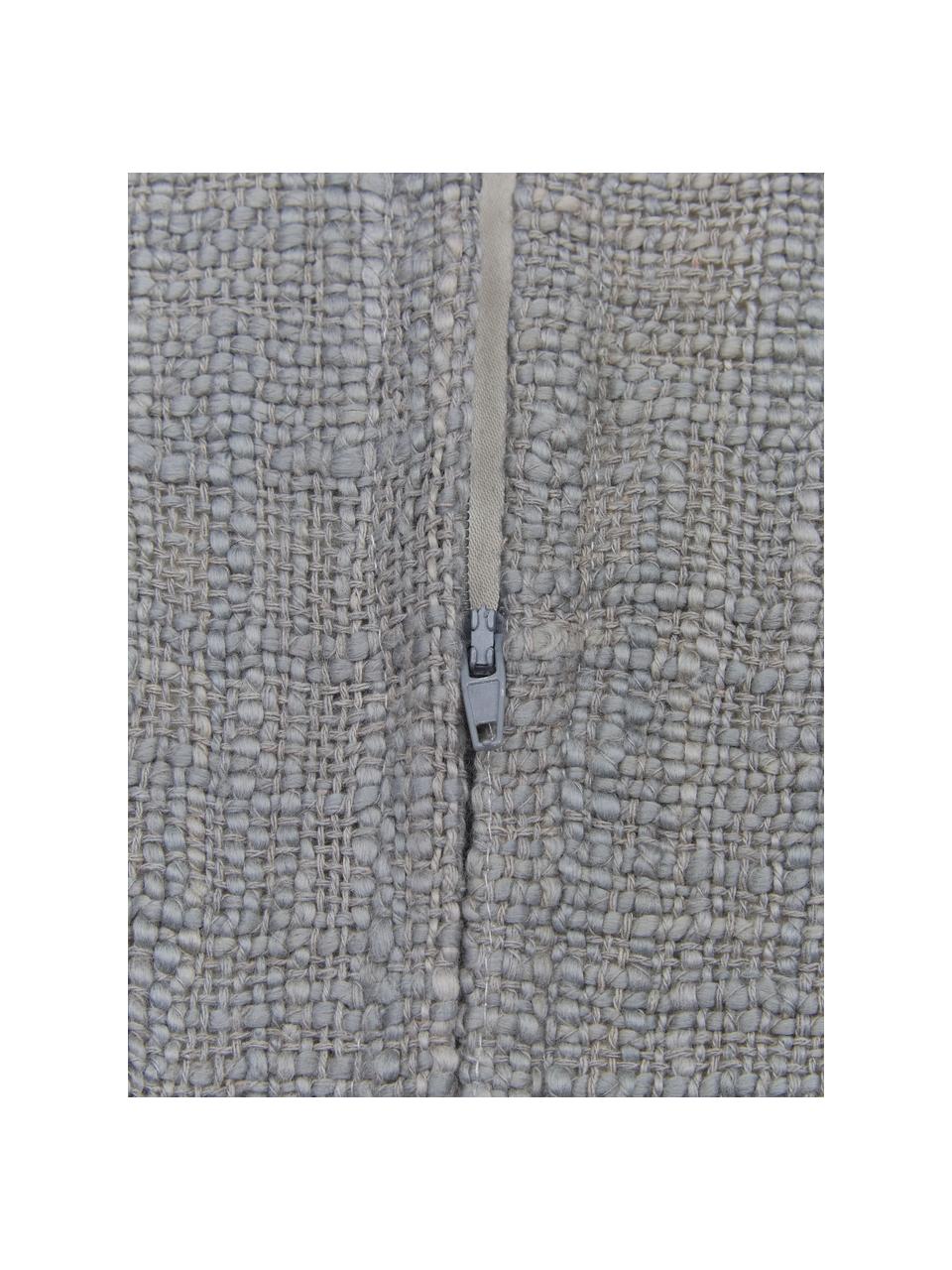 Housse de coussin en coton bio grossièrement tissé à houppes Fly, Gris clair